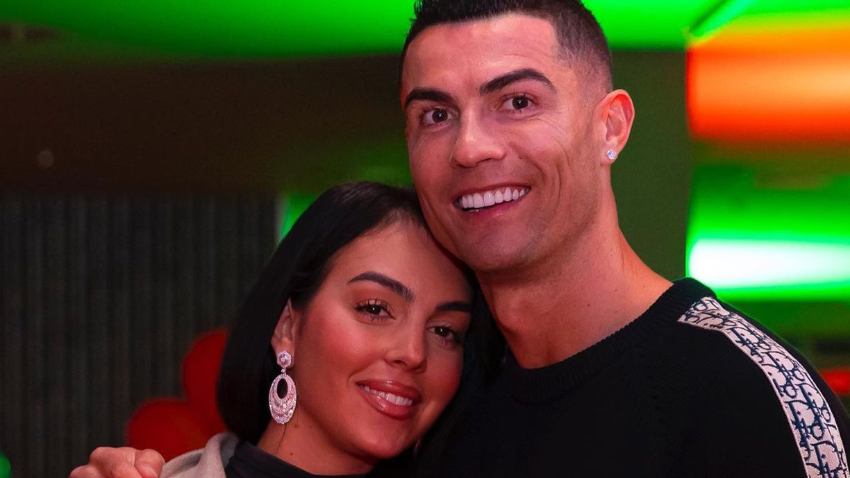 CRISTIANO RONALDO ARRASA JUNTO DE GEORGINA RODRIGUEZ DURANTE AS SUAS FÉRIAS  (COM IMAGEM)