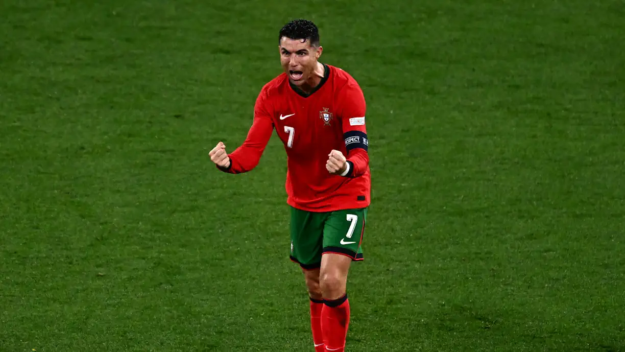 Cristiano Ronaldo, craque português formado no Sporting, não conseguiu esconder a frustração quando foi substituído por Roberto Martínez