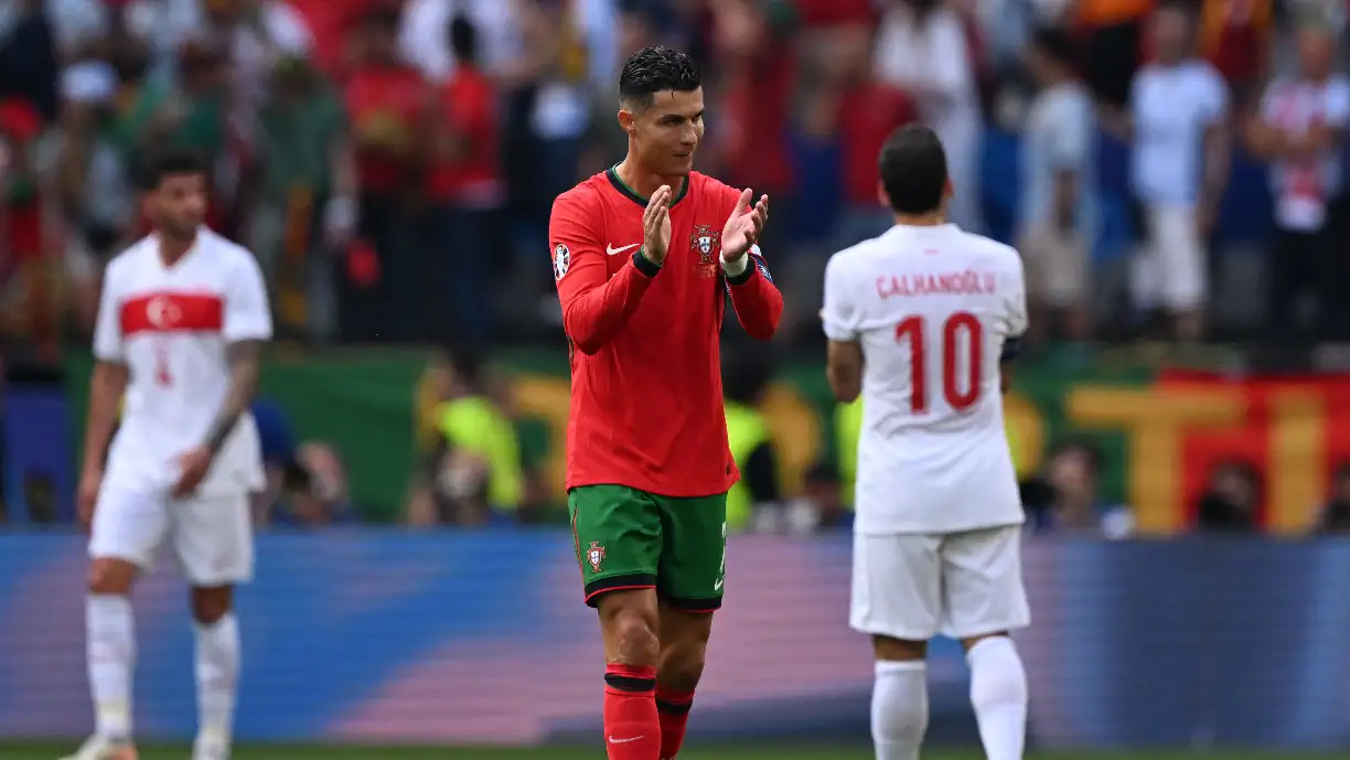 Cristiano Ronaldo assiste na vitória de Portugal