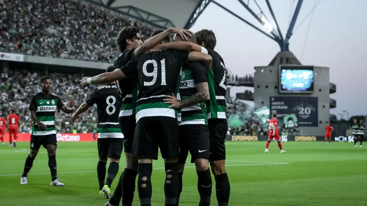 Três jogadores do Sporting ficaram no relvado do Estádio do Algarve a fazer exercícios com bola, a mando de Rúben Amorim