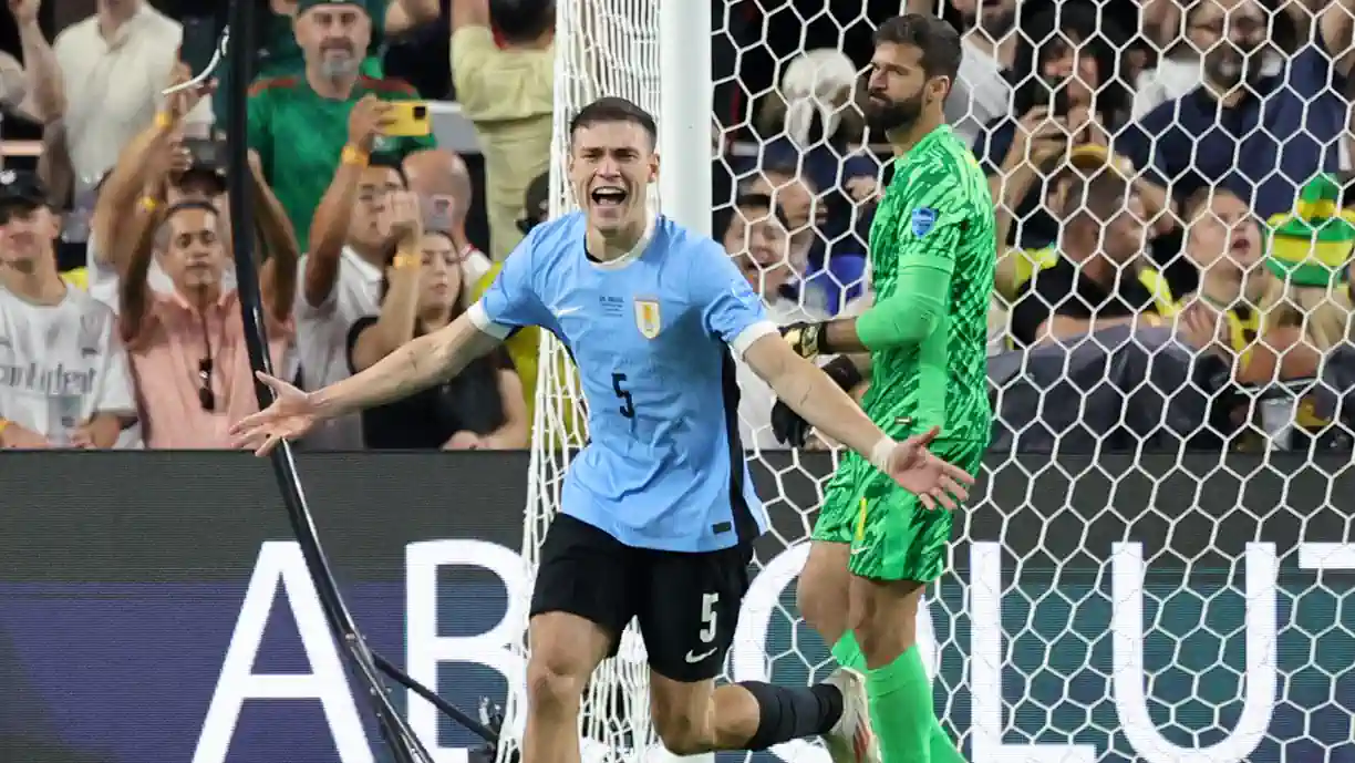 Manuel Ugarte, ex médio do Sporting, não deu hipóteses a Alisson e eliminou Brasil da Copa América