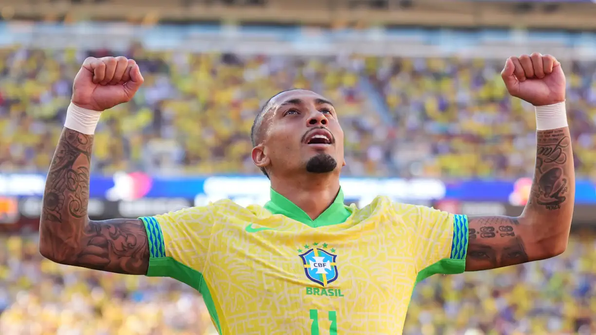 Raphinha, ex Sporting, foi o marcador do único golo do Brasil no empate com a Colômbia