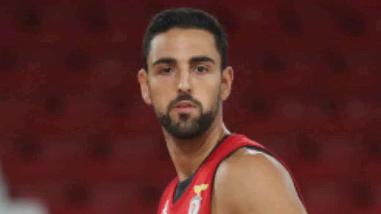 Sérgio Silva é internacional português e vem reforçar a equipa de basquetebol do Sporting, depois de ser bicampeão no Benfica