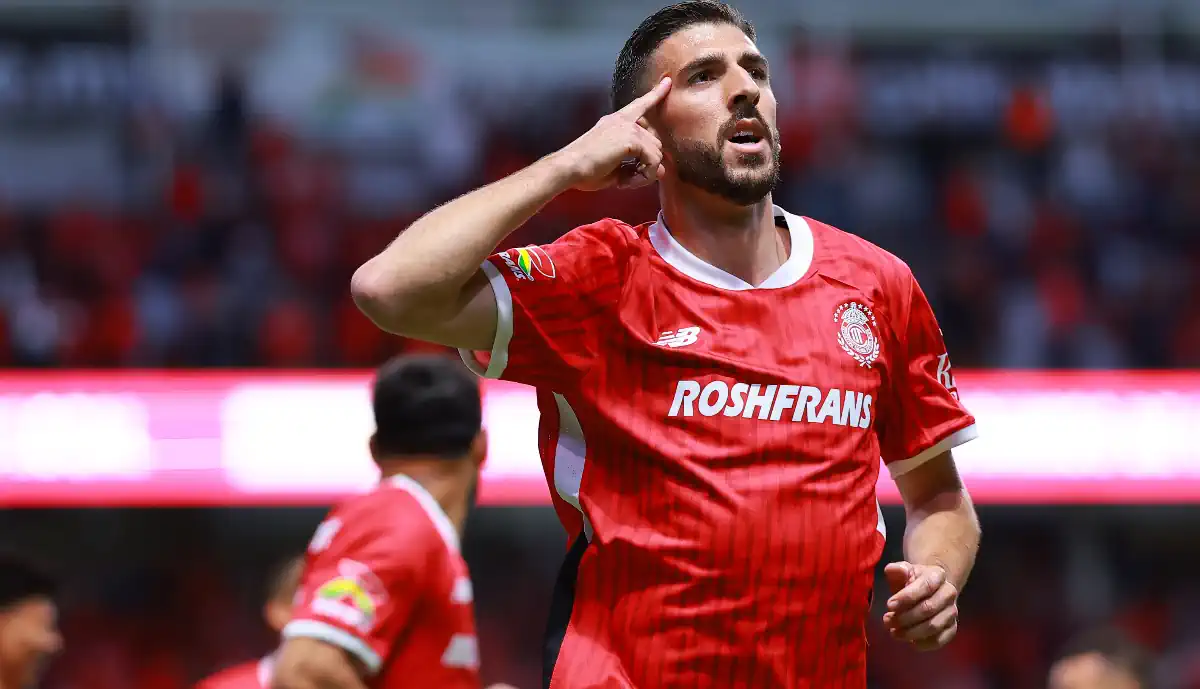 PAULINHO VOLTA A MOSTRAR OS DENTES: CAMPEÃO PELO SPORTING MARCA GOLAÇO DE CALCANHAR NO TOLUCA (VÍDEO)