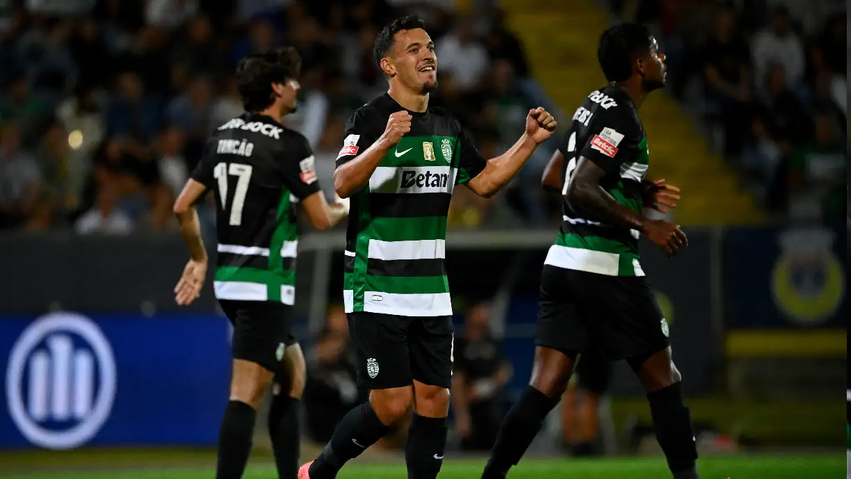 Pedro Gonçalves, craque do Sporting, agradece prémio de melhor médio