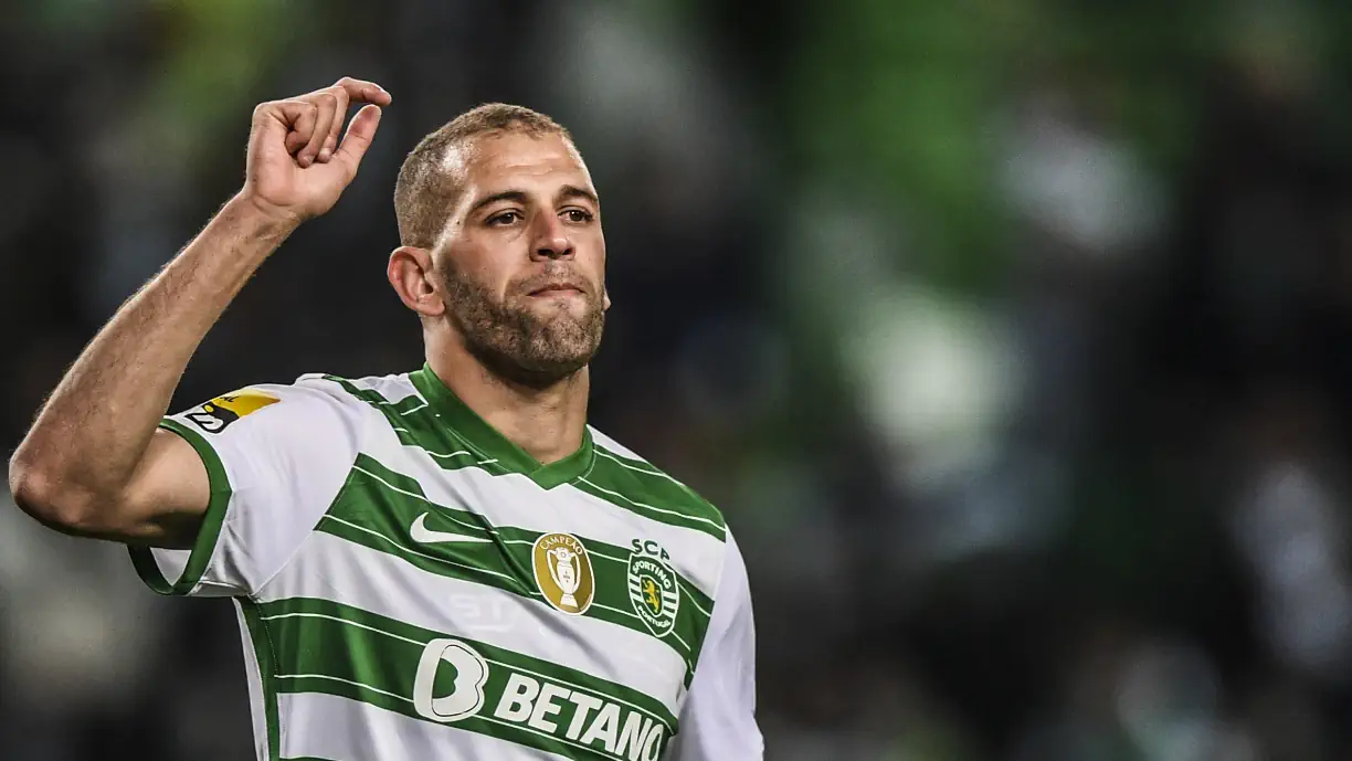 Oficial! Islam Slimani regressa a casa: avançado que brilhou no Sporting assinou por dois anos (vídeo)