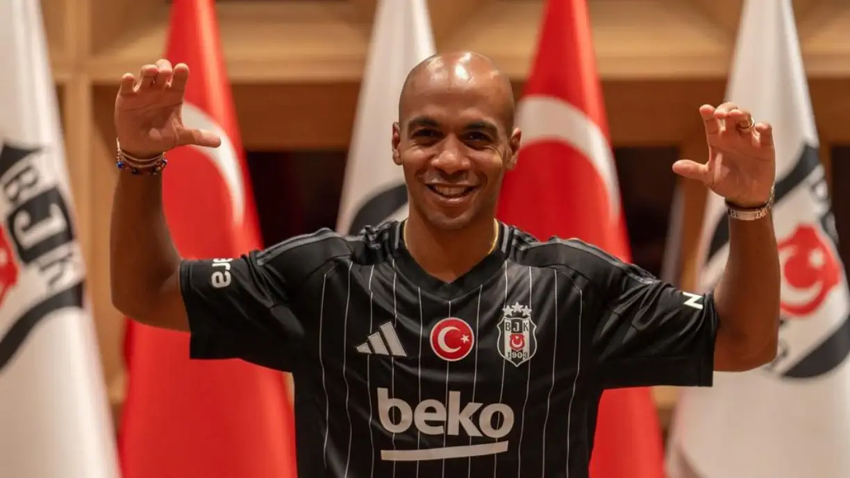 João Mário assinou com o Besiktas e rende ao Sporting