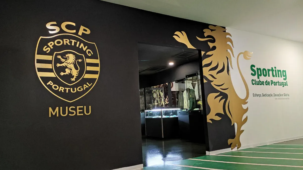 Mais do mesmo! Com mira a temporada que pode ser inédita, Sporting junta troféu ao Museu