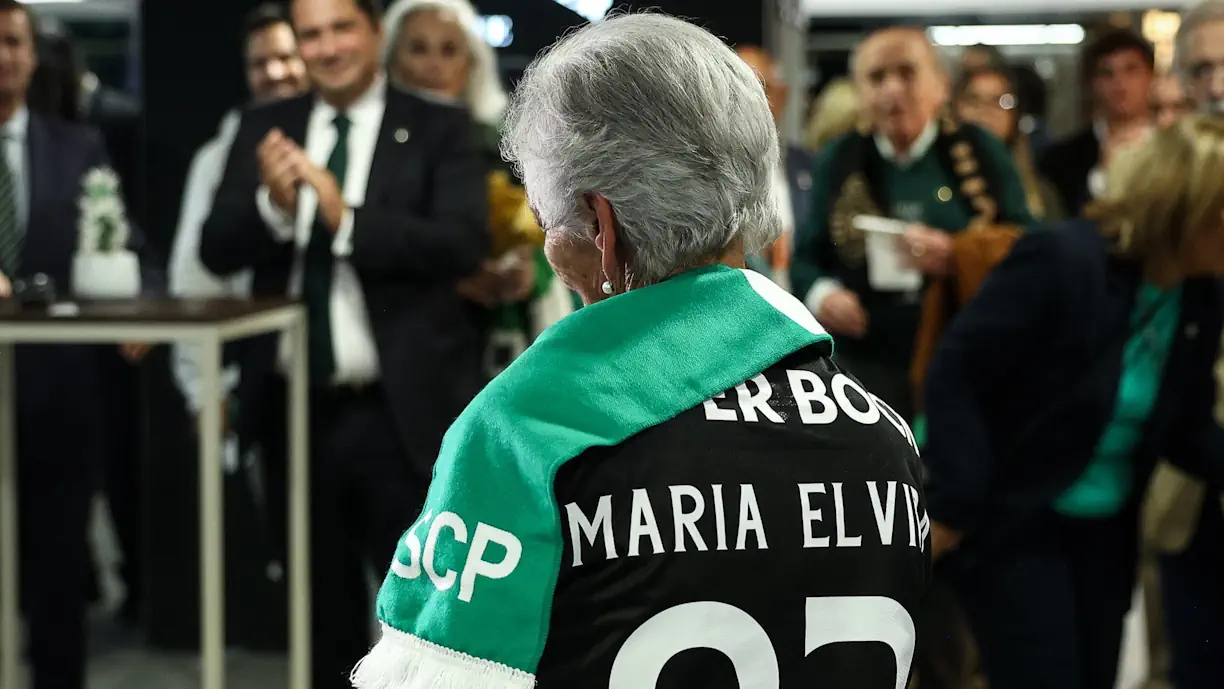 Dona Maria Elvira foi recebida pelo Presidente do Sporting e posou junto de todo o plantel