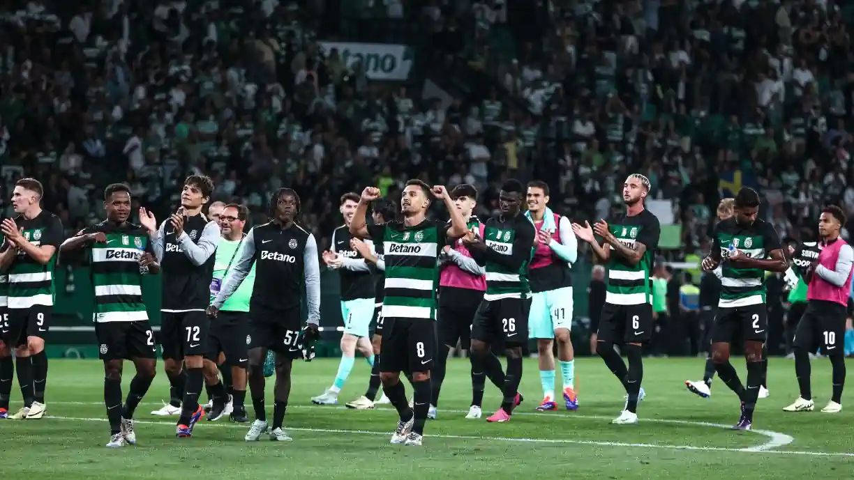 Geovany Quenda foi 'agredido' pelos colegas após o treino do Sporting antes da Champions