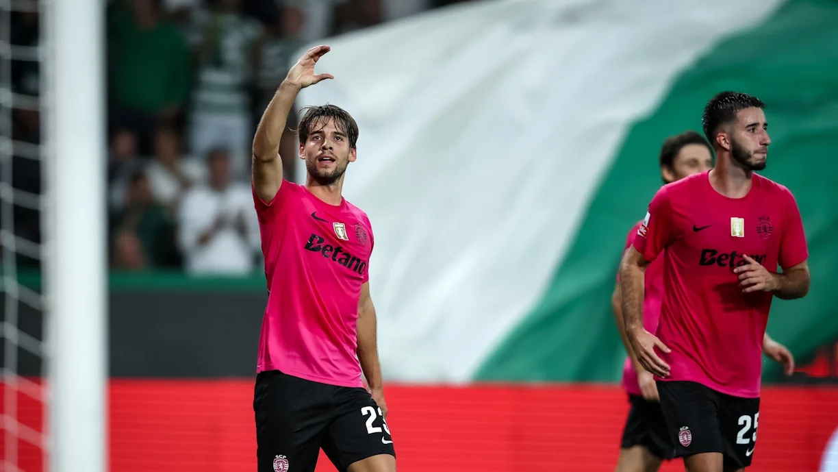 "Sem abrangência e ocupação de espaço" - Técnico aborda elogios a Bragança, médio do Sporting