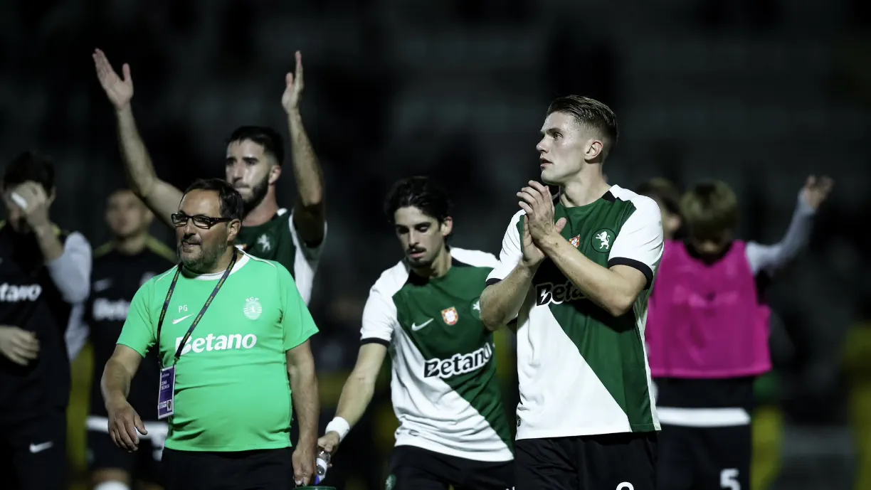 "Não tocou na bola, mas sim no pé do atacante" - Lance do Portimonense - Sporting deu que falar