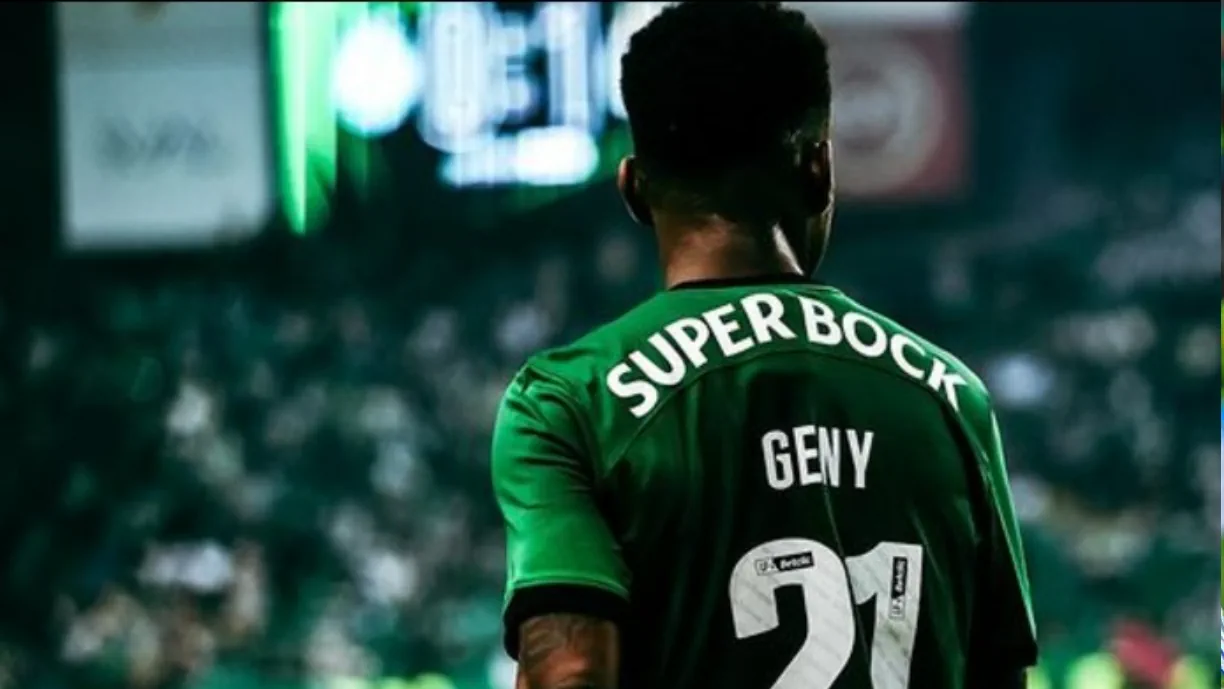 Geny derrubado na grande área no Sporting - Santa Clara