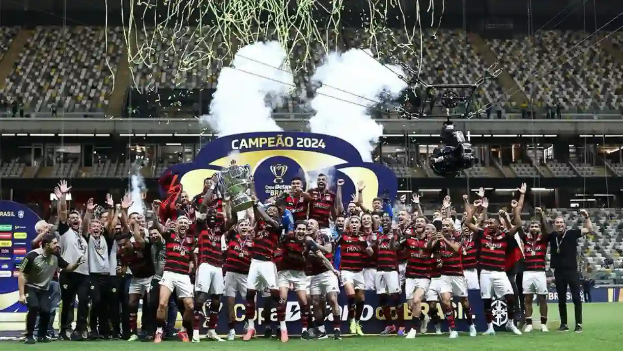 Chapelada! Avançado corrido do Sporting oferece Taça do Brasil ao Flamengo (vídeo)