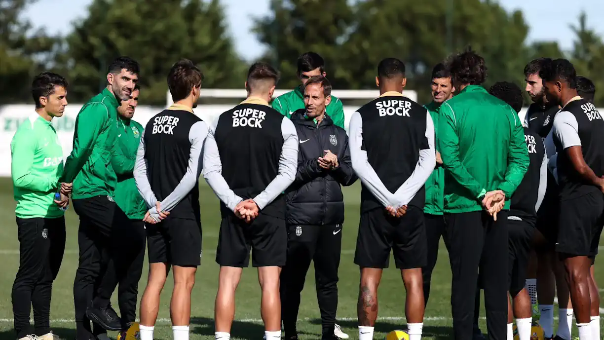 João Pereira chamou o plantel do Sporting para dar umas palavras