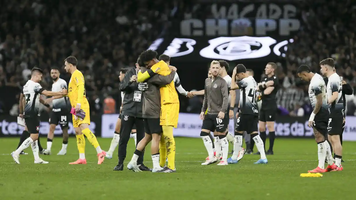 Jogador que fez parte dos quadros do Sporting joga, atualmente, no Brasil, e foi eliminado da Taça dos Libertadores no Corinthians - Barcelona SC