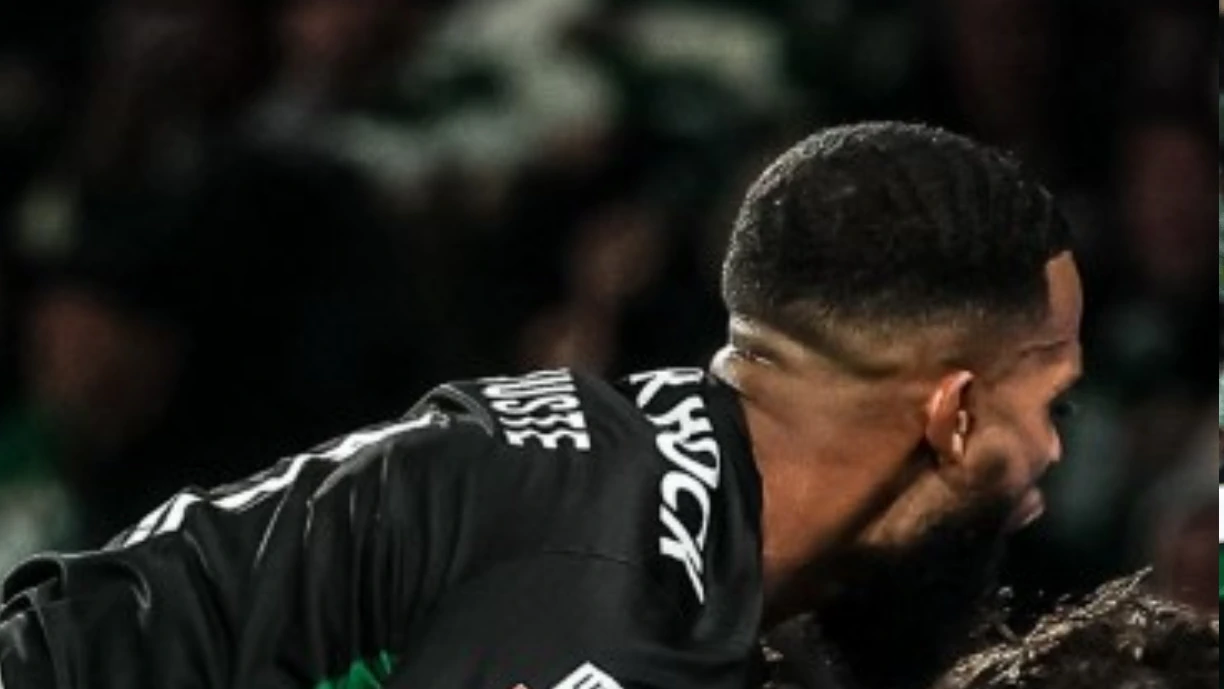 Sporting está decidido a arranjar colocação para Jeremiah St Juste neste defeso, apesar de o central estar feliz em Alvalade
