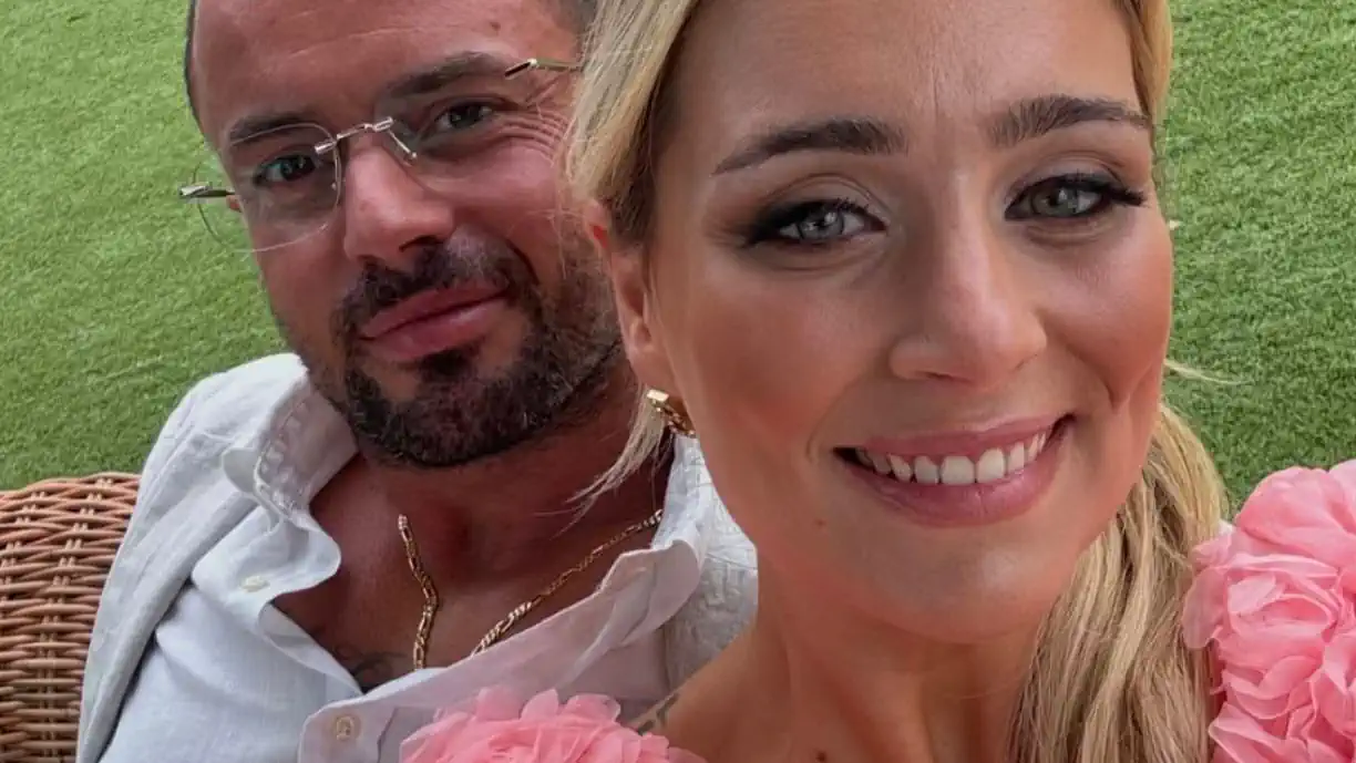 Marco Costa e Carolina Pinto são pais de Maria Emília, de dois anos. O casal está noivo desde o ano de 2022. 