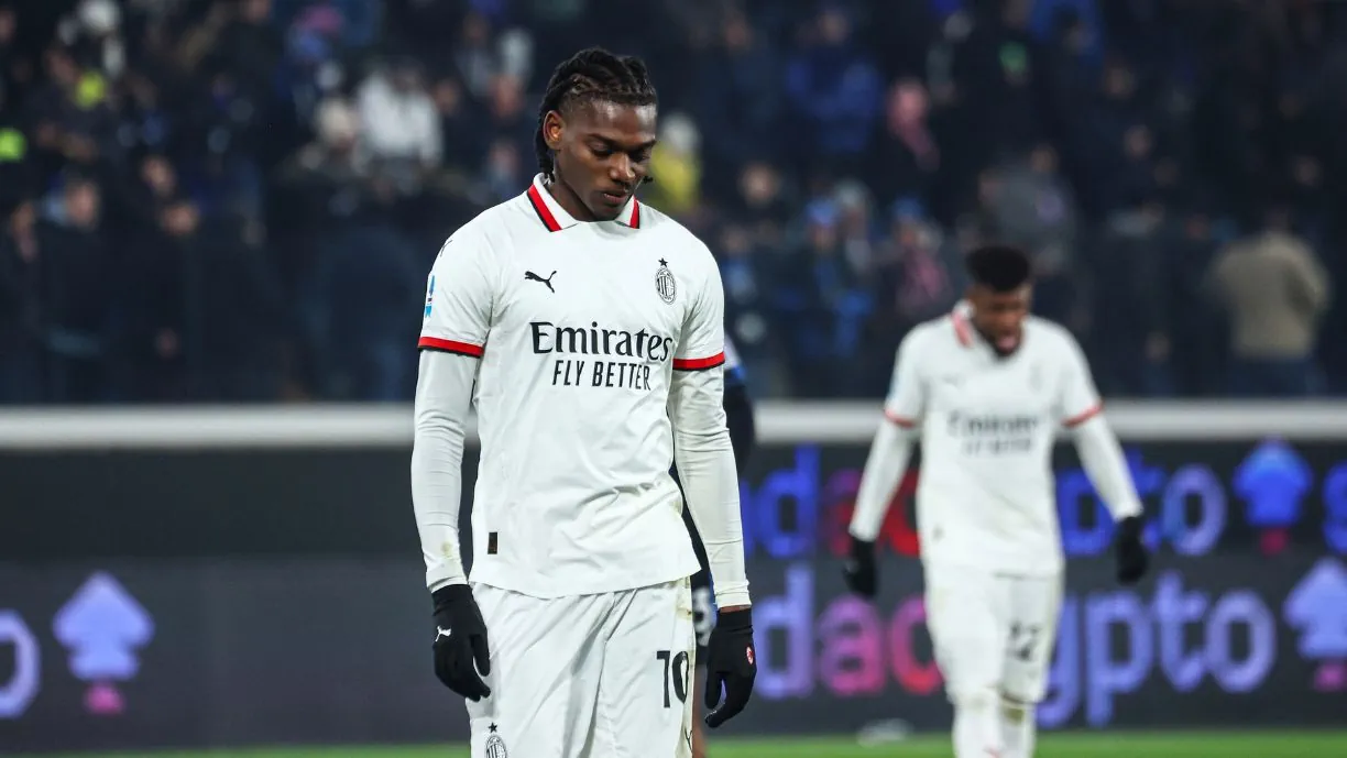 Rafael Leão, ex Sporting, sofre no Atalanta - Milan