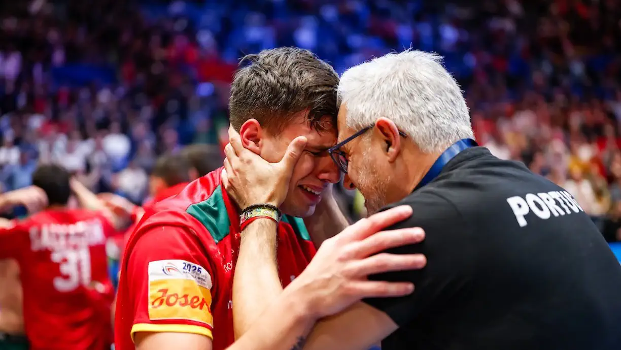 Francisco Costa, estrela do Sporting, esteve em grande em mais um triunfo de Portugal no Mundial de Andebol