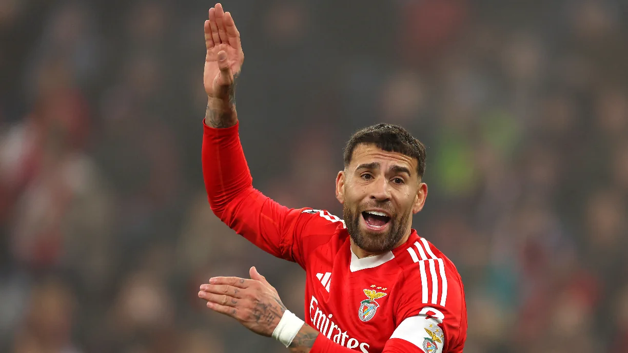 Otamendi, central do Benfica, atropela Nuno Moreira, ex Sporting, e não vê cartão