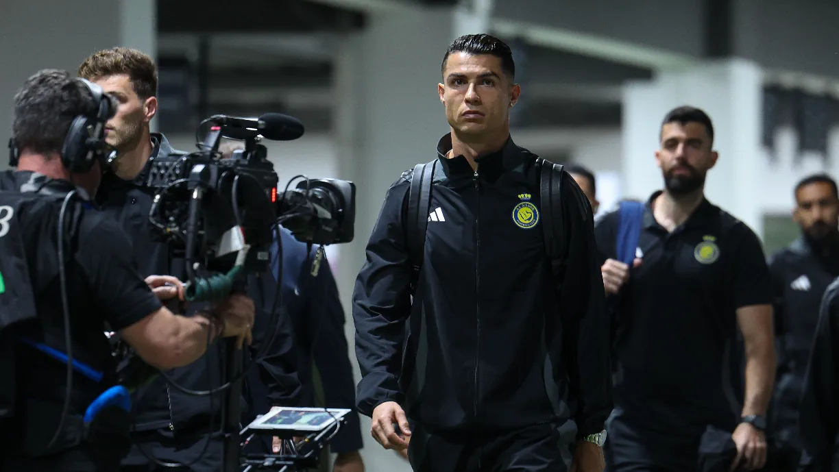  Cristiano Ronaldo surgiu algo impaciente e até incrédulo na chegada ao  Estádio King Abdul Aziz Stadium, esta terça-feira