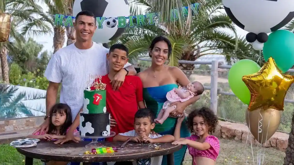 Nova publicação de Georgina Rodríguez reforça a imagem de uma família unida e carinhosa que tem com Cristiano Ronaldo e os filhos