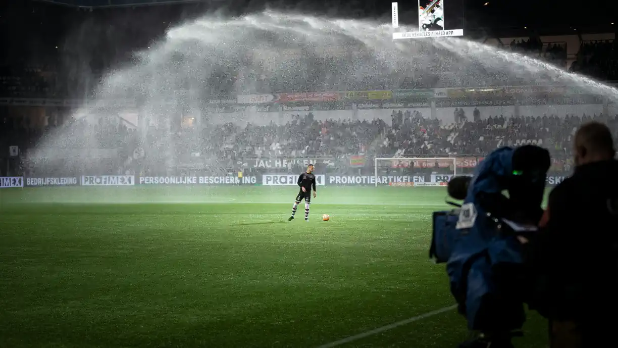 O futebol não é apenas um desporto – é pura emoção, e um ritual obrigatório. Mas encontrar onde assistir pode ser um verdadeiro quebra-cabeças