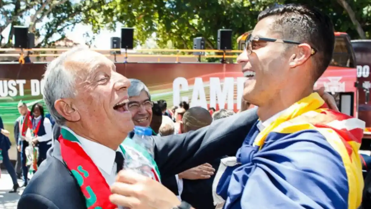 Além da homenagem, Marcelo Rebelo de Sousa deixou também um pedido ao internacional português. Cristiano Ronaldo completou 40 anos