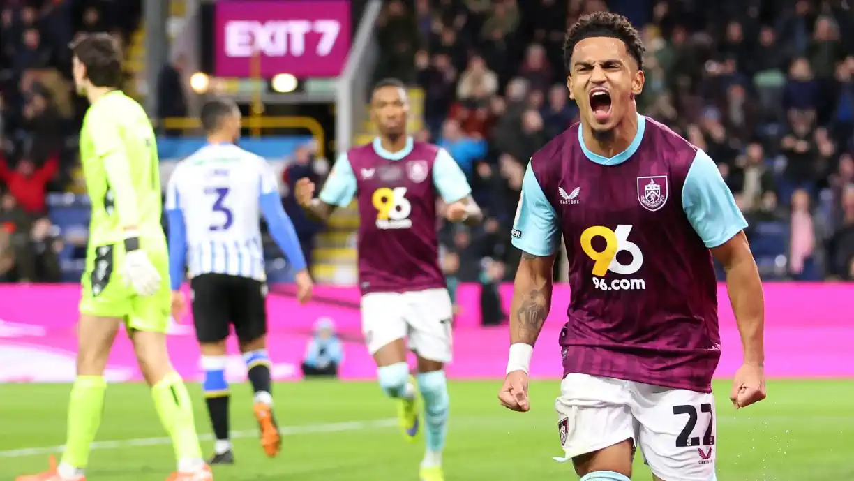 Marcus Edwards fatura fora do Sporting e ajuda Burnley a bater 10.º classificado