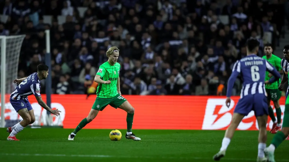 Morten Hjulmand apanhou objeto vindo das bancadas durante o golo do Sporting e irritou banco do Porto