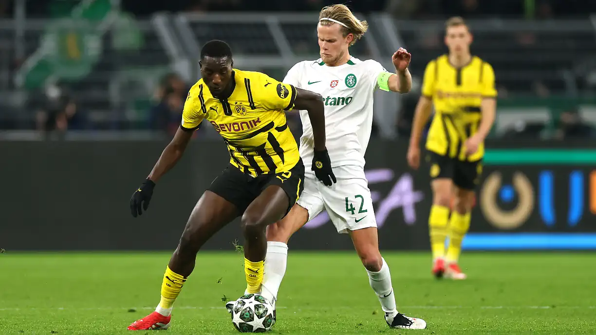 Adeptos do Sporting deflagraram engenhos pirotécnicos frente ao Dortmund e speaker do Signal Iduna Park pediu para não se voltar a repetir