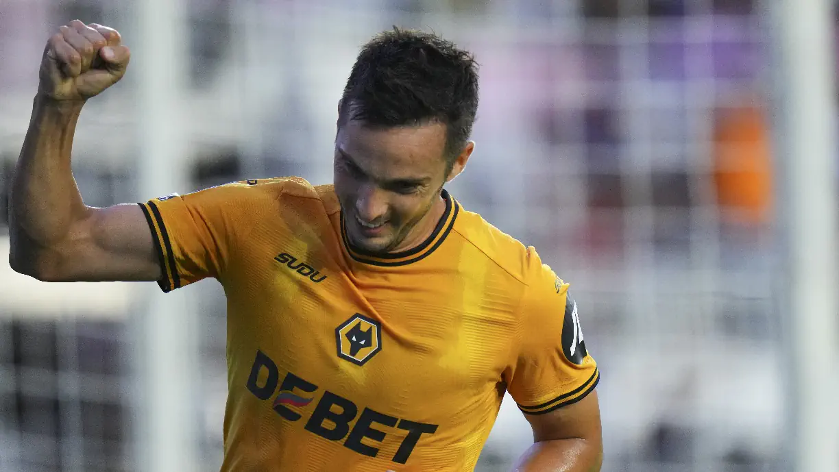 Pablo Sarabia foi titular na vitória do Wolverhampton sobre o Aston Villa (2-0), que teve assistência sublime do ex Sporting