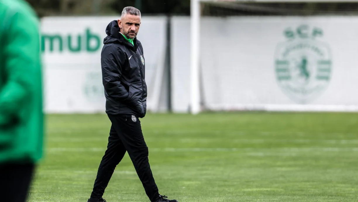 Rui Borges, treinador do Sporting, tem lidado com muitas ausências no plantel e há um jogador que se tem destacado a jogar fora da sua posição mais natural