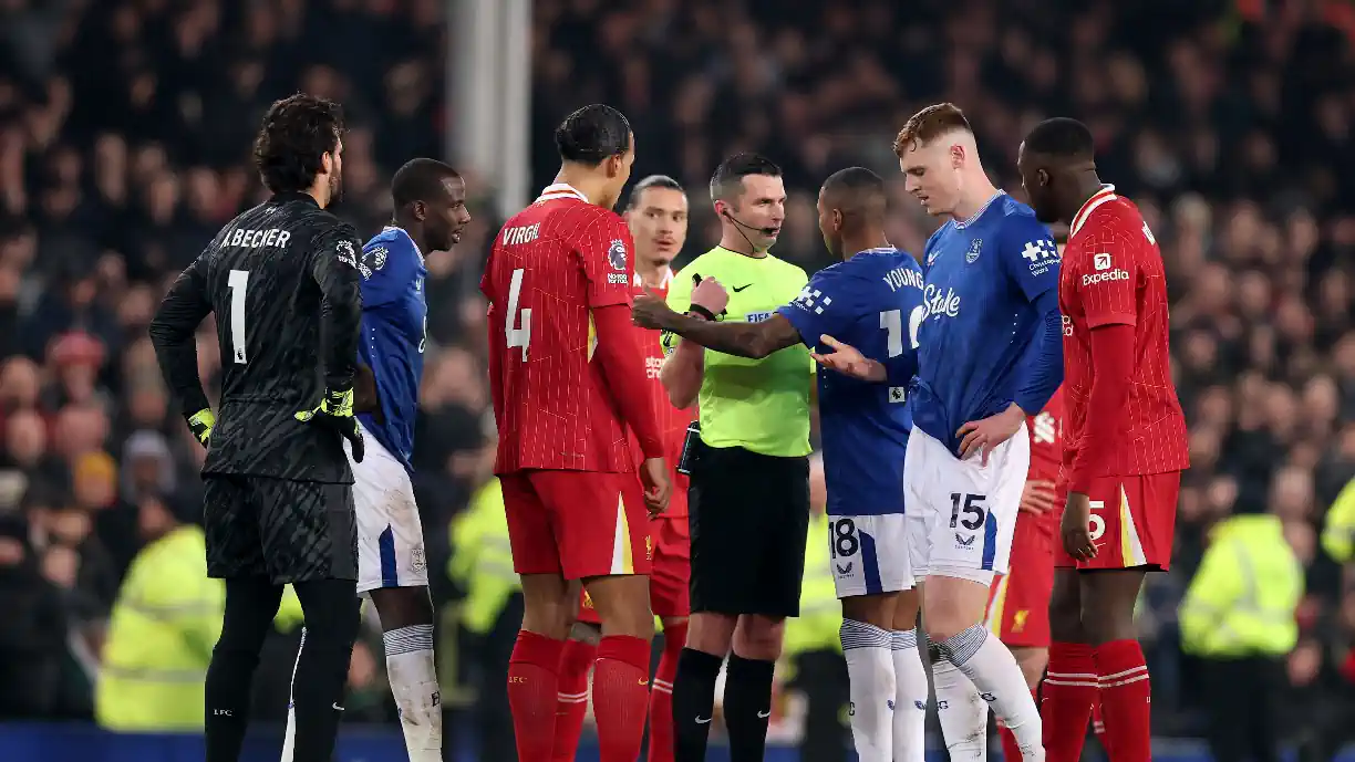 João Palhinha, ex Sporting, foi suplente não utilizado no Everton - Liverpool, que acabou com confusão das grandes pós apito final