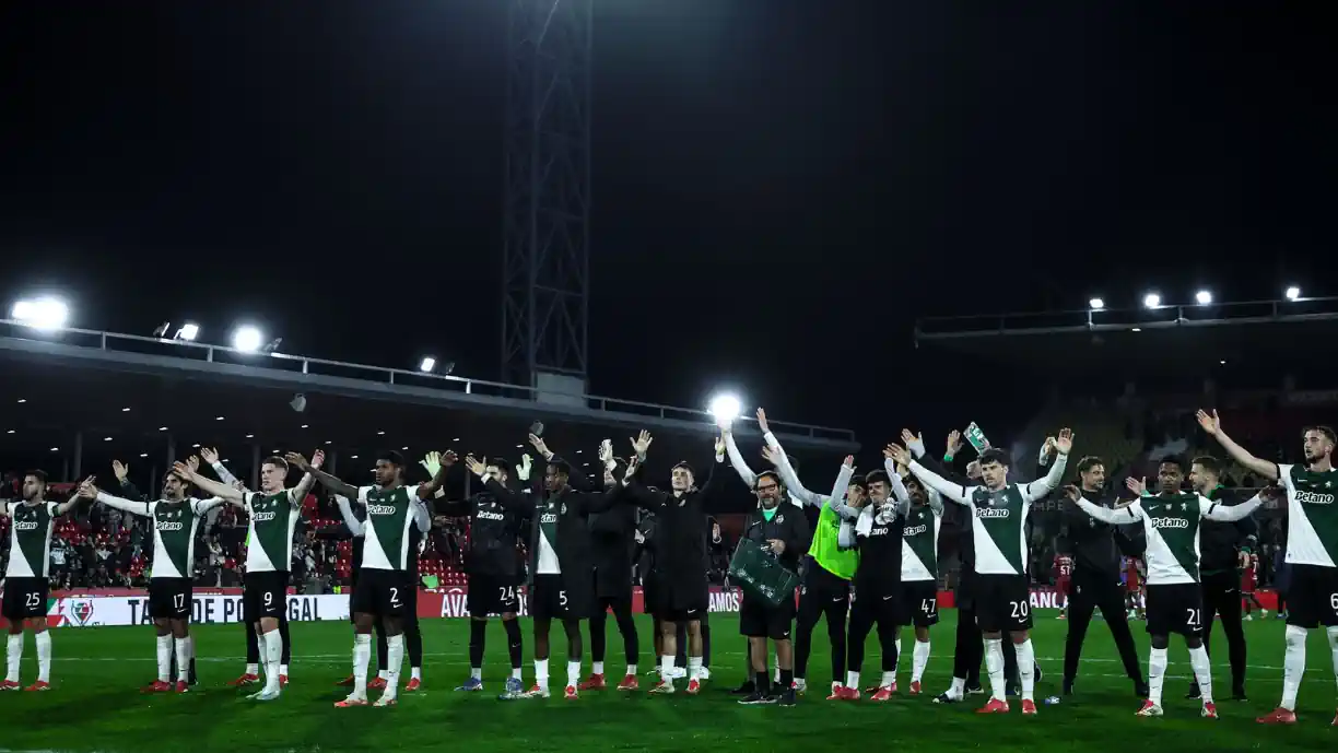 Futebolista começou encontro no banco de suplentes e foi ovacionado pelos adeptos do Sporting no momento em que se preparava para entrar em campo em Barcelos