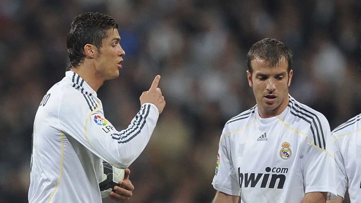 Antigo médio neerlandês Rafael van der Vaart partilhou o balneário do Real Madrid com Cristiano Ronaldo entre 2009 e 2010, no seu último ano pelos merengues