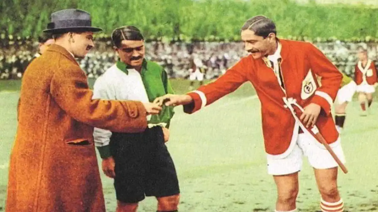 A 1 de dezembro de 1907 ocorreu o primeiro dérbi entre o Benfica, então Sport Lisboa, e o Sporting, no qual resultou na vitória do emblema verde e branco