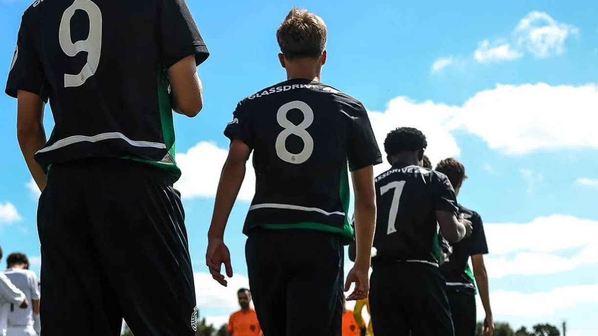 Sporting e Benfica medem forças na sexta jornada do apuramento de campeão do escalão de juvenis, na Academia Cristiano Ronaldo