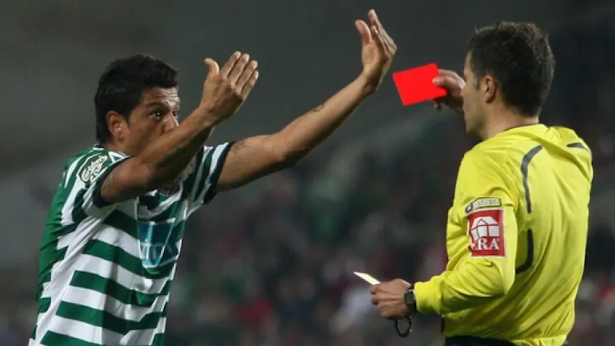 Numa final da Taça da Liga polémica, Lucílio Baptista foi o grande protagonista da vitória do Benfica diante do Sporting, expulsando Pedro Silva