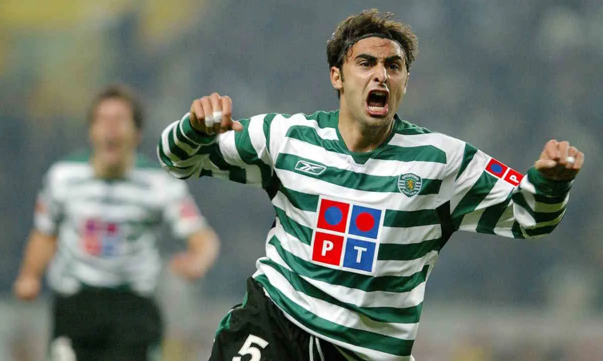 Formado no Sporting, Carlos Martins foi desde cedo uma jovem promessa, mas problemas disciplinares prejudicaram a sua carreira