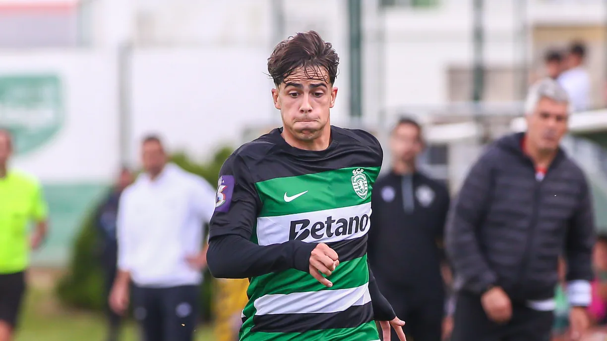 A jogar com mais uma unidade desde os 11 minutos, Sporting B soma triunfo vital frente ao Varzim e está mais próximo da subida à Segunda Liga