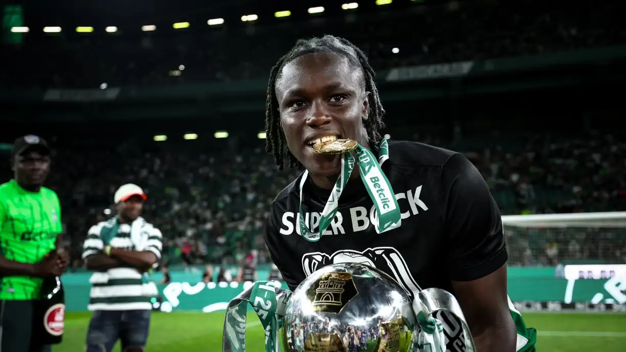 Geovany Quenda goza com jogador do Benfica após título do Sporting