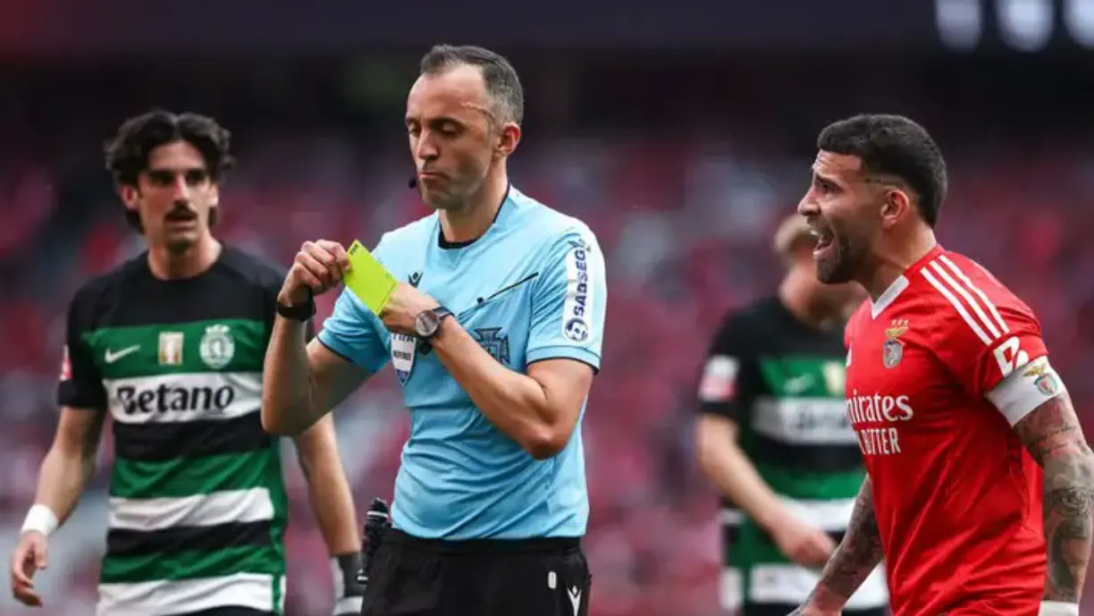 João Pinheiro teve prestação infeliz no dérbi da 33.ª jornada da Liga Portugal Betclic entre Benfica e Sporting; Ainda assim, recebe boa notícia vinda daUEFA
