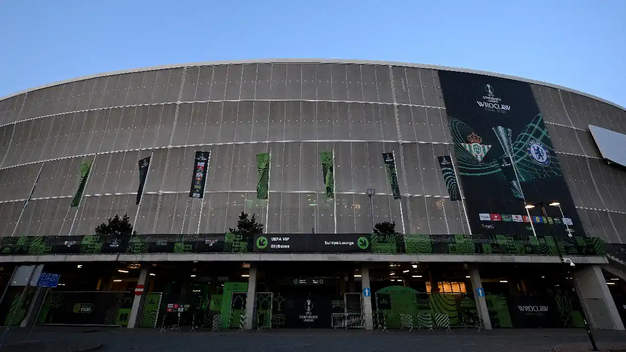 Futebol na TV (28 de maio): Chelsea - Bétis por título europeu e ex Sporting luta na Libertadores