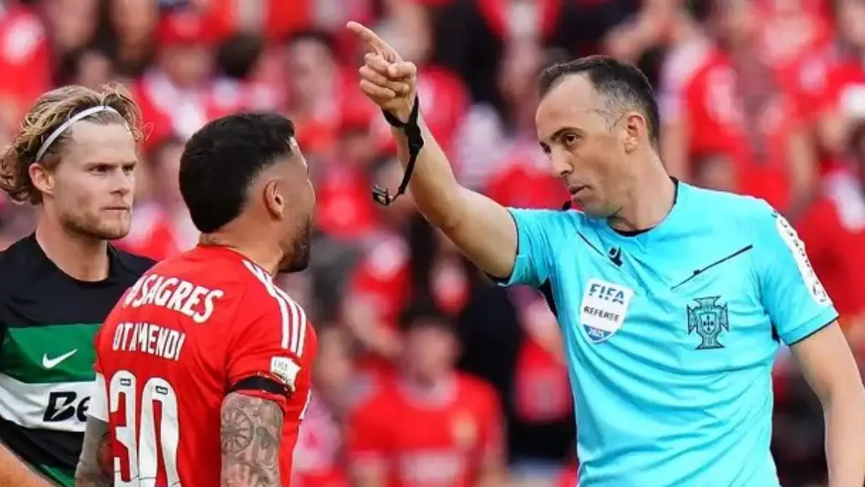 Especialista sem dúvidas sobre lance no Benfica - Sporting: "Otamendi deveria ter visto vermelho"