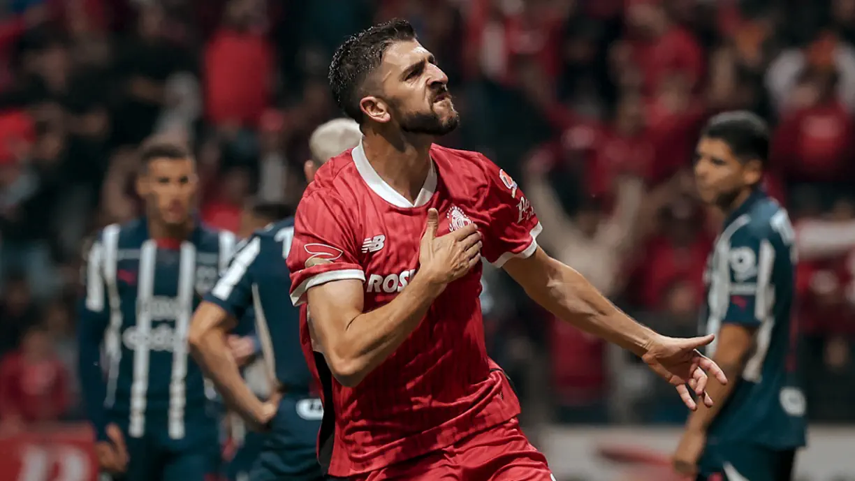 Paulinho, antigo jogador do Sporting, marca de cabeça, apura Toluca para as meias-finais do campeonato e elimina dupla que jogou no Porto
