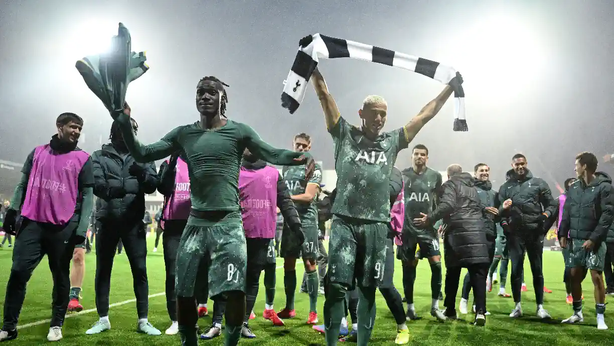 Ex Sporting marca golaço pelo Tottenham frente ao Bodø/Glimt na meia-final da Liga Europa