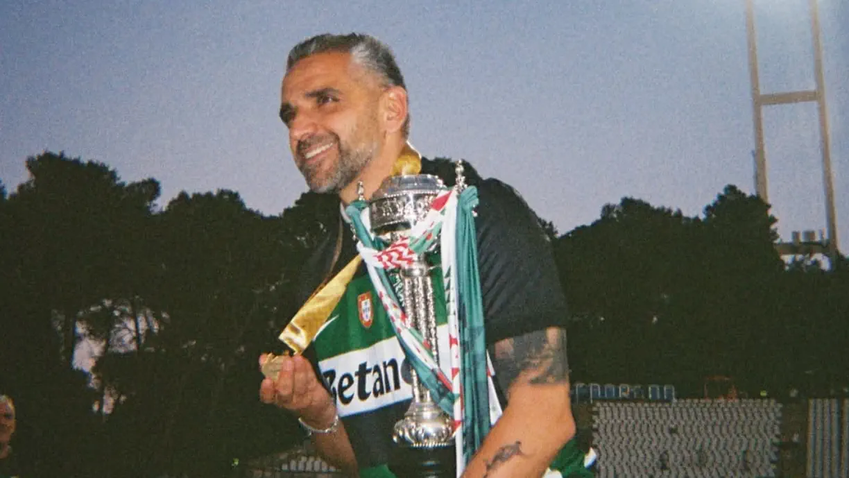 Rui Borges adaptou Zeno Debast a médio e internacional belga diz estar muito feliz com confiança que teve no Sporting