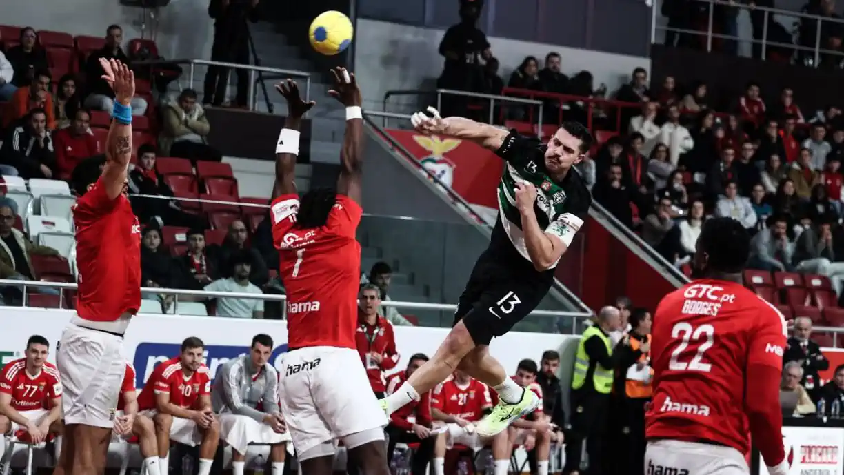 Acompanhe aqui todas as emoções do dérbi eterno do Campeonato Placard Andebol Fase Final 24/25 que coloca frente a frente Benfica e o Sporting